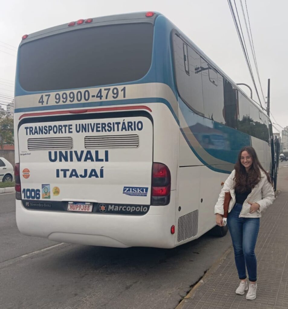 Transporte de grupos em ônibus moderno para eventos e excursões em Santa Catarina
